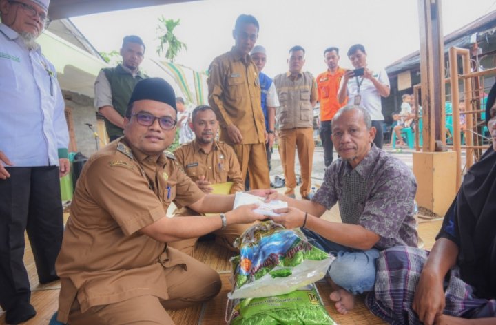 Pj.Wali Kota Padangsidimpan Letnan Dalimunthe saat menyerahkan bantuan pada warga yang mengalami kebakaran di Jln. Com.Yos Sudarso Gg. Ikhlas Kel. Wek IV Kec.Padangsidimpuan Utara. (IST)