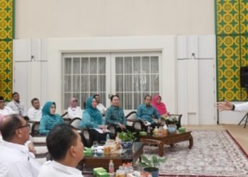 Pj Gubernur Sumatera Utara (Sumut) Hassanudin didampingi Pj Ketua TP PKK Sumut Dessy Hassanudin, serta Ketua Bidang Pembinaan Karakter Keluarga TP PKK Sumut Dian Arief Trinugroho, memberikan pengarahan pada rapat koordinasi program kerja TP PKK Sumut Tahun 2024 di Hall Rumah Dinas  Gubernur Sumut, Jalan Sudirman 41, Medan, Rabu (10/1). (DISKOMINFO SUMUT)