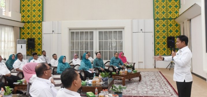 Pj Gubernur Sumatera Utara (Sumut) Hassanudin didampingi Pj Ketua TP PKK Sumut Dessy Hassanudin, serta Ketua Bidang Pembinaan Karakter Keluarga TP PKK Sumut Dian Arief Trinugroho, memberikan pengarahan pada rapat koordinasi program kerja TP PKK Sumut Tahun 2024 di Hall Rumah Dinas  Gubernur Sumut, Jalan Sudirman 41, Medan, Rabu (10/1). (DISKOMINFO SUMUT)