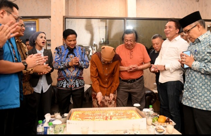 Pj Gubernur Sumatera Utara (Sumut) Hassanudin didampingi Kepala Dinas Kominfo Sumut Ilyas Sitorus menghadiri perayaan Hari Ulang Tahun (HUT) ke-77 Harian Waspada, di Kantor Harian Waspada Jalan Letjen Suprapto No.1, Medan, Kamis (11/01). (Diskominfo Sumut)
