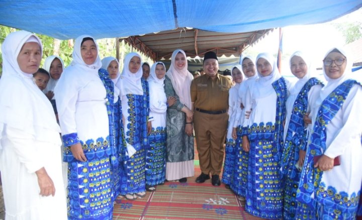 Bupati Tapsel Dolly Pasaribu dan Ketua TP PKK Rosalina Dolly Pasaribu foto bersama dengan Badan Kontak Majelis Taklim (BKMT) di Desa Saro Godung, Kecamatan Sipirok. (IST)
