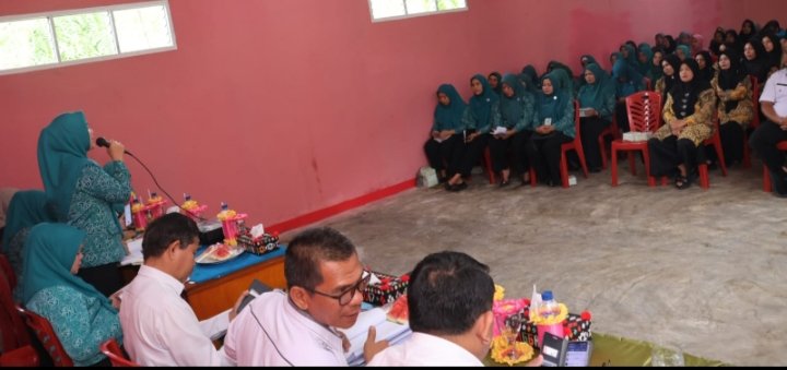 Ketua TP.PKK Kabupaten Tapsel Rosalina Dolly Pasaribu saat memberikan motivasi dan masukan ke PKK di Aula Madrasah Gunung Sari, Desa Sanggapati. (IST)