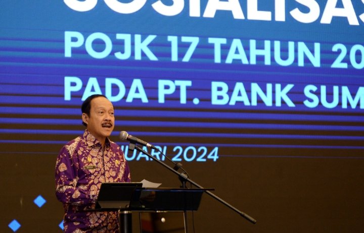 Sekretaris Daerah Provinsi Sumatera Utara (Sumut) Arief S Trinugroho mewakili Pj Gubernur Sumut Hassanudin menghadiri acara Sosialisasi Peraturan Otoritas Jasa Keuangan (POJK) No 17/2023 tentang Penerapan Tata Kelola Bank Umum yang diselenggarakan di Ballroom PT. Bank Sumut Jalan Imam Bonjol Kota Medan, Jumat (12/1/2024). (Diskominfo Provsu)