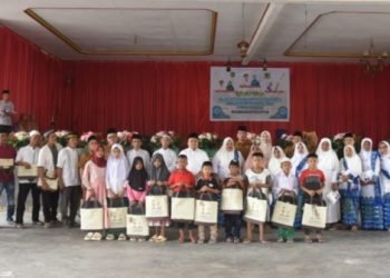 Bupati Tapsel Dolly Pasaribu fhoto bersama dengan para pengajian Badan Kontak Majelis Taklim (BKMT) tingkat kecamatan di Desa Janji Mauli, Kecamatan Angkola Muara Tais. (IST)