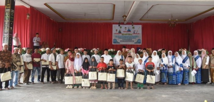 Bupati Tapsel Dolly Pasaribu fhoto bersama dengan para pengajian Badan Kontak Majelis Taklim (BKMT) tingkat kecamatan di Desa Janji Mauli, Kecamatan Angkola Muara Tais. (IST)