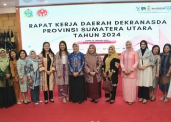 Ketua Dekranasda Kabupaten Tapsel Rosalina Dolly Pasaribu (enam kanan) foto bersama dengan peserta Rakerda  Dekranasda Provinsi Sumatera Utara Tahun 2024, di Aula Tengku Rizal Nurdin, Rumah Dinas Gubernur Sumut, Medan, Senin (15/1). (IST)