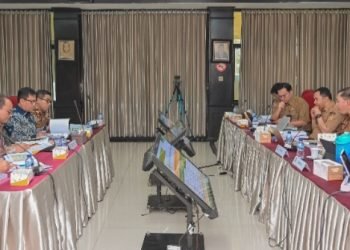 Pj.Walikota Padangsidimpuan, Dr. H. Letnan Dalimunthe didampingi Kepala Inspektoral Sulaiman Lubis,Kaban Keuangan Adi Apriadi saat menyampaikan laporan kinerja triwulan pertama kepada Kemendagri RI melalui Inspektorat Jenderal Kemendagri RI di Jl. Medan Merdeka Timur, Jakarta, Selasa (16/01). (IST)