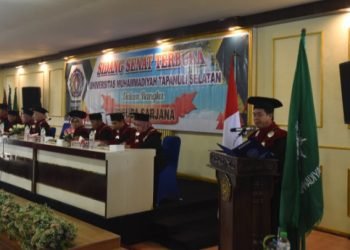 Rektor UMTS Muhammad Darwis, M.Pd saat memberikan sambutan pada Wisuda UMTS ke-62. (IST)