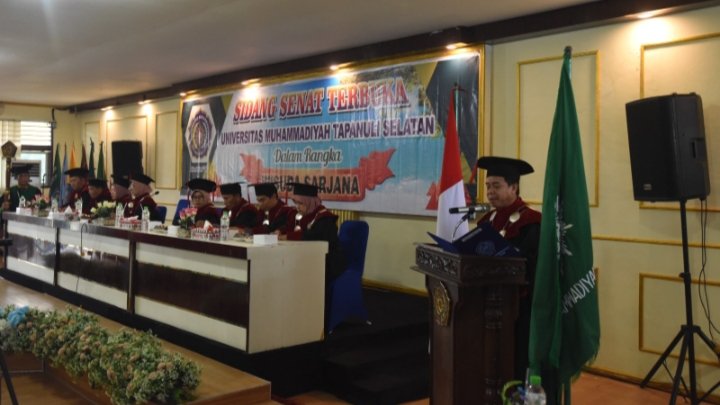 Rektor UMTS Muhammad Darwis, M.Pd saat memberikan sambutan pada Wisuda UMTS ke-62. (IST)