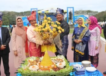 Penjabat (Pj) Gubernur Sumatera Utara (Sumut) Hassanudin didampingi Penjabat (Pj) Ketua TP PKK Provinsi Sumut Dessy Hassanudin menghadiri perayaan HUT ke-274 Kabupaten Langkat di Lapangan Alun-alun Tengku Amir Hamzah Stabat, Rabu (17/1/2024). (Diskominfo Sumut)