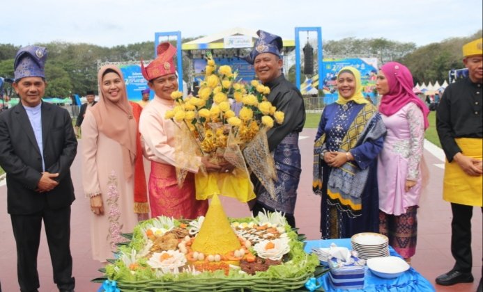 Penjabat (Pj) Gubernur Sumatera Utara (Sumut) Hassanudin didampingi Penjabat (Pj) Ketua TP PKK Provinsi Sumut Dessy Hassanudin menghadiri perayaan HUT ke-274 Kabupaten Langkat di Lapangan Alun-alun Tengku Amir Hamzah Stabat, Rabu (17/1/2024). (Diskominfo Sumut)