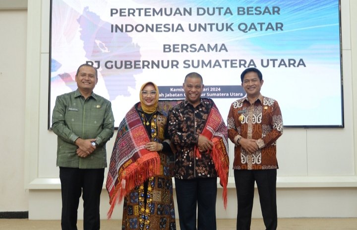 Pj Gubernur Sumatera Utara (Sumut) Hassanudin saat menerima kunjungan Duta Besar Republik Indonesia untuk Qatar Ridwan Hassan di Rumah Dinas Gubernur Sumut Jalan Jenderal Sudirman Nomor 41 Medan,  Kamis (18/1). (Diskominfo Provsu)