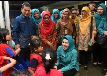 Pj Ketua TP PKK Provinsi Sumatera Utara Dessy Hasanudin didampingi Kadis Kesehatan Sumut Alwi Mujahit Hasibuan, Pj Wali Kota Tebingtinggi Syarmadani beserta para OPD Kota Tebingtinggi, melakukan kunjungan kerja ke Jalan Danau Semayang, Kelurahan Lubuk Raya, Kecamatan Padang Hulu, Kota Tebingtinggi, Kamis (18/01). (Diskominfo Sumut)