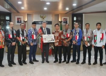Penjabat (Pj) Gubernur Sumatera Utara Hassanudin menerima  Kunjungan Kehormatan Duta Besar Negara Palestina untuk Indonesia  Zuhair SM Al-Shun di Kantor Gubernur Lantai 10 Jalan Diponegoro Nomor 30 Medan, Kamis (18/1/2024). (Diskominfo Sumut)