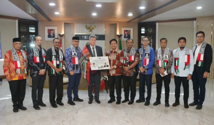 Penjabat (Pj) Gubernur Sumatera Utara Hassanudin menerima  Kunjungan Kehormatan Duta Besar Negara Palestina untuk Indonesia  Zuhair SM Al-Shun di Kantor Gubernur Lantai 10 Jalan Diponegoro Nomor 30 Medan, Kamis (18/1/2024). (Diskominfo Sumut)