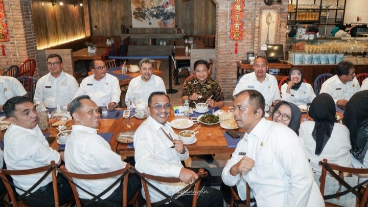 Penjabat (Pj) Gubernur Sumatera Utara (Sumut) Hassanudin memberikan kejutan kepada Kepala Dinas (Kadis) Komonikasi dan Informatika (Kominfo) Sumut Ilyas S Sitorus di salah satu resto di Medan, Jumat (19/1), saat sedang berkumpul dengan rekan-rekannya sesama OPD Pemprov Sumut.  (DISKOMINFO SUMUT)