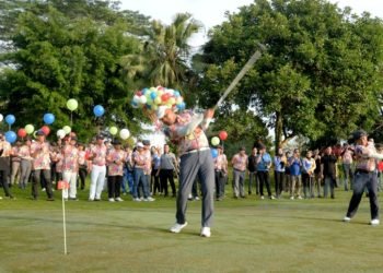 Pj. Gubernur Sumatera Utara (Sumut) Hassanudin bersama Komisaris PT. Inalum Martuani Sormin membuka Turnamen Golf dalam rangka HUT ke-48 PT. Inalum ditandai dengan pemukulan bola asap dan pelepasan balon di Royal Sumatra Golf Course Jalan Djamin Ginting KM 8,5 Kota Medan. Sabtu (20/1). (Diskominfo Sumut)