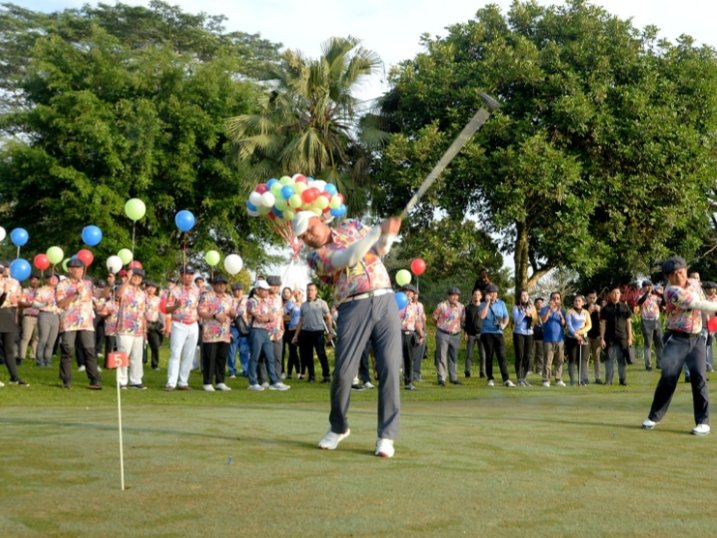 Pj. Gubernur Sumatera Utara (Sumut) Hassanudin bersama Komisaris PT. Inalum Martuani Sormin membuka Turnamen Golf dalam rangka HUT ke-48 PT. Inalum ditandai dengan pemukulan bola asap dan pelepasan balon di Royal Sumatra Golf Course Jalan Djamin Ginting KM 8,5 Kota Medan. Sabtu (20/1). (Diskominfo Sumut)