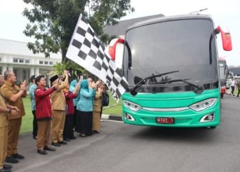 Penjabat (Pj) Gubernur Sumatera Utara (Sumut) Hassanudin melepas keberangkatan Relawan Gerakan Sumut Mengajar Batch 15 di Aula Tengku Rizal Nurdin, Rumah Dinas Gubernur Sumut, Jalan Sudirman Nomor 41 Medan, Senin (22/1/2024). (Diskominfo Sumut)