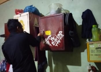 Petugas Lapas saat melakukan razia di kamar warga binaan, Senin (22/1/2024) malam. (IST)