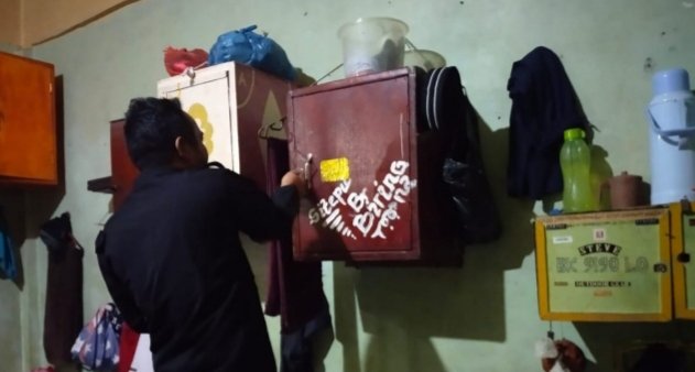Petugas Lapas saat melakukan razia di kamar warga binaan, Senin (22/1/2024) malam. (IST)