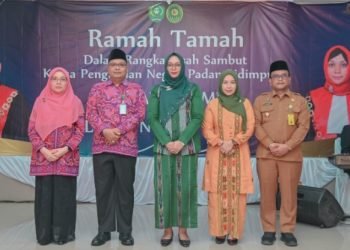 Pj.Wali Kota Padangsidimpuan Letnan Dalimunthe Fhoto bersama dengan Ketua PN Padangsidimpuan Sivianingsih (baru) dan Faisal  (lama). (IST)
