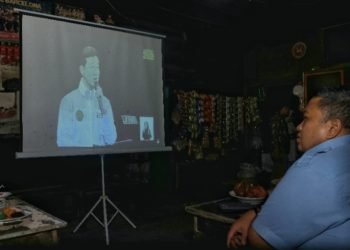 Bupati Tapsel Dolly Pasaribu bersama masyarakat Angkola Barat terlihat serius menyaksikan debat cawapres. (IST)