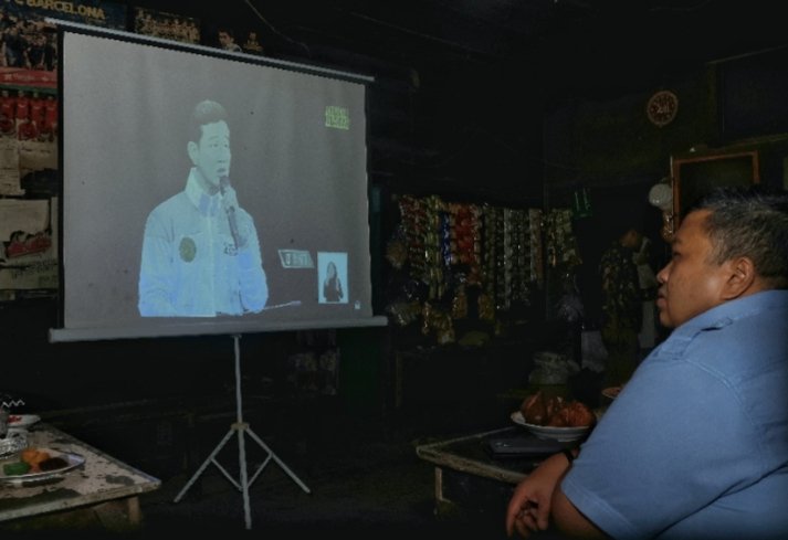 Bupati Tapsel Dolly Pasaribu bersama masyarakat Angkola Barat terlihat serius menyaksikan debat cawapres. (IST)