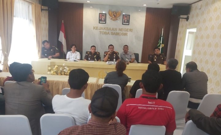 Kejari Toba Beserta Jajarannya Dan Sejumlah LSM Dan Wartawan Saat Coffee Break Di Aula Kejari Toba Samosir. (IST)
