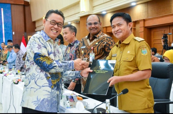 Penjabat (Pj) Gubernur Sumatera Utara (Sumut) Hassanudin menghadiri entry meeting pemeriksaan atas laporan keuangan (LK) kementerian/Lembaga (K/L) dan pemerintah daerah (pemda) di lingkungan Auditorat Utama Keuangan Negara (AKN) V, Kantor Badan Pemeriksa Keuangan (BPK) RI, Jakarta, Selasa (23/1).  (DISKOMINFOSUMUT)

 