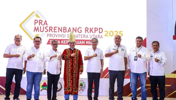 Penjabat (Pj) Gubernur Sumatera Utara (Sumut) Hassanudin membuka secara resmi kegiatan Pra Musrembang Rencana Kerja Pemerintah Daerah (RKPD) Provinsi Sumut tahun 2025, Zona Kepulauan Nias  di Aula STT Sunderman, Gunungsitoli, Rabu (24/1).  (DISKOMINFO SUMUT)