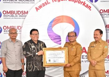 Anggota Ombudsman Republik Indonesia (RI) Dadan Suparjo Suharmawijaya menyerahkan  piagam penghargaan pada Penjabat Wali Kota Padangsidimpuan Dr. H. Letnan Dalimunthe di Kantor Ombudsman RI Perwakilan Sumut, Jalan Asrama No 18 Medan, Selasa  (23/1). (IST)