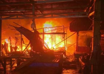 Kobaran api di Blok C1 Pasar Sidikalang.