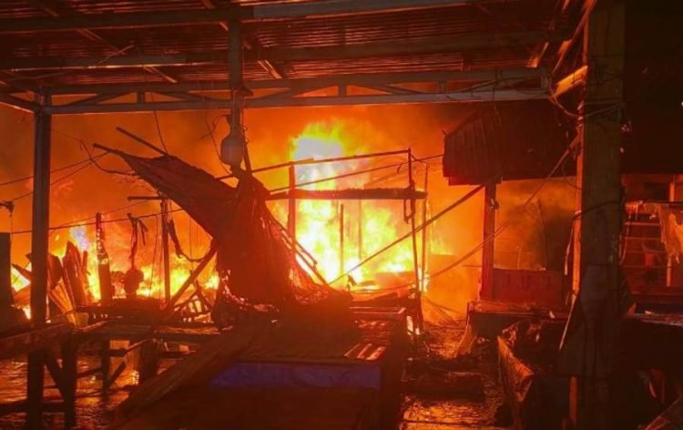 Kobaran api di Blok C1 Pasar Sidikalang.