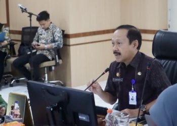 Sekretaris Daerah Provinsi Sumatera Utara (Sumut) Arief S Trinugroho membuka Bimbingan Teknis Penyusunan Laporan Kinerja dan Perjanjian Kinerja di lingkungan Pemerintah Daerah Kabupaten/Kota se-Sumut di Ruang Rapat I Lantai 2 Kantor Gubernur Sumut Jalan Diponegoro Nomor 30 Medan, Kamis (25/1). (Diskominfo Provsu)


 
