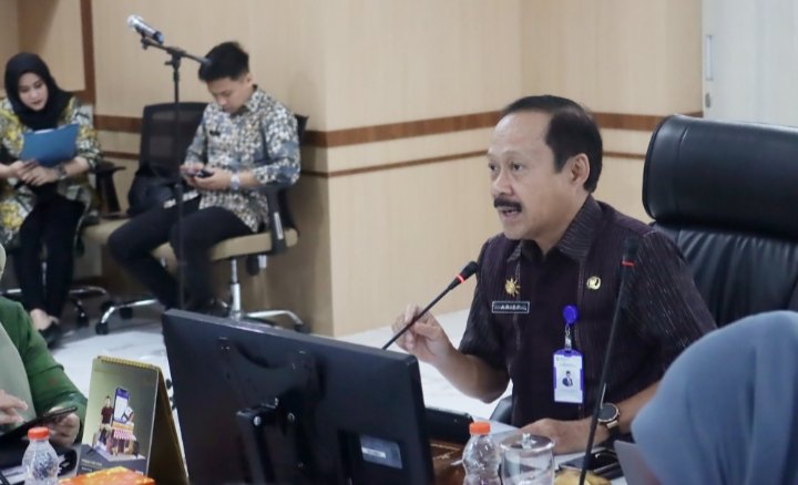 Sekretaris Daerah Provinsi Sumatera Utara (Sumut) Arief S Trinugroho membuka Bimbingan Teknis Penyusunan Laporan Kinerja dan Perjanjian Kinerja di lingkungan Pemerintah Daerah Kabupaten/Kota se-Sumut di Ruang Rapat I Lantai 2 Kantor Gubernur Sumut Jalan Diponegoro Nomor 30 Medan, Kamis (25/1). (Diskominfo Provsu)


 