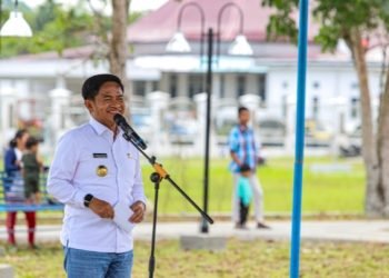 Penjabat (Pj) Gubernur Sumatera Utara (Sumut) Hassanudin meresmikan Alun-alun Kabupaten Nias Utara, Rabu (24/1).  Alun-alun ini diharapkan bisa menjadi sentra ekonomi baru di kabupaten ini.  (DISKOMINFO SUMUT)