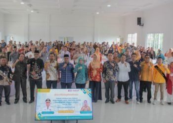 Pj.Wali Kota Padangsidimpuan Letnan Dalimunthe photo bersama denga peserta forum konsultasi publik RKPD (Rencana Kegiatan Pemerintah Daerah ) Kota Padangsidimpuan 2025 di aula Bapelitbang Kota Padangsidimpuan. (IST)
