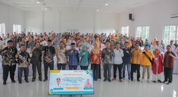 Pj.Wali Kota Padangsidimpuan Letnan Dalimunthe photo bersama denga peserta forum konsultasi publik RKPD (Rencana Kegiatan Pemerintah Daerah ) Kota Padangsidimpuan 2025 di aula Bapelitbang Kota Padangsidimpuan. (IST)