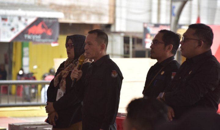 Ketua KPU Kota Padangsidimpuan  Tagor Dumora Lubis memberikan arahan pada peserta simulasi Pemungutan dan perhitungan suara. (IST)