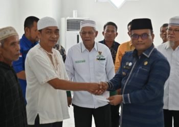 Pj Wali Kota Padangsidimpuan Dr. H. Letnan Dalimunthe,saat menyalurkan zakat, infaq dan shodaqoh (ZIS) kepada 165 mustahik di Kota Padangsidimpuan, di Aula Baznas Padangsidimpuan, Kamis (25/1). (IST)