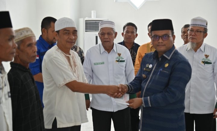 Pj Wali Kota Padangsidimpuan Dr. H. Letnan Dalimunthe,saat menyalurkan zakat, infaq dan shodaqoh (ZIS) kepada 165 mustahik di Kota Padangsidimpuan, di Aula Baznas Padangsidimpuan, Kamis (25/1). (IST)
