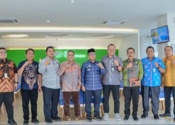 Pj. Wali Kota Padangsidimpuan Dr. H. Letnan Dalimunthe, photo bersama dengan kepala cabang BPJS ketenaga Kerjaan Padangsidimpuan usai acara Monev Perlindungan Tenaga Kerja Rentan dan Peningkatan Cakup Kepesertaan Universal Labour Coverage (ULC) yang dilaksanakan di aula BPJS Ketenagakerjaan Cabang Kota Padangsidimpuan, Kamis (25/01). (IST)