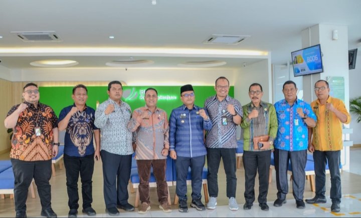 Pj. Wali Kota Padangsidimpuan Dr. H. Letnan Dalimunthe, photo bersama dengan kepala cabang BPJS ketenaga Kerjaan Padangsidimpuan usai acara Monev Perlindungan Tenaga Kerja Rentan dan Peningkatan Cakup Kepesertaan Universal Labour Coverage (ULC) yang dilaksanakan di aula BPJS Ketenagakerjaan Cabang Kota Padangsidimpuan, Kamis (25/01). (IST)