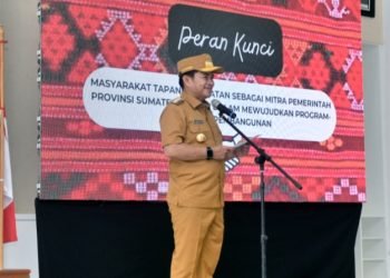Pj Gubernur Sumut Hassanudin bersama Pj Ketua TP PKK Sumut Dessy Hassanudin silaturrahmi dengan Tokoh Masyakarat Tapanuli Selatan di Aula Mess Pemprov Sumut, Kota Sipirok, Kabupaten Tapanuli Selatan, Selasa (30/1/2024). (Diskominfo Sumut)