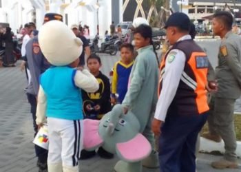 Petugas dari Dishub dan Satpol PP melakukan razia terhadap maraknya pengemis berkedok badut di Kota Padangsidimpuan. (IST)