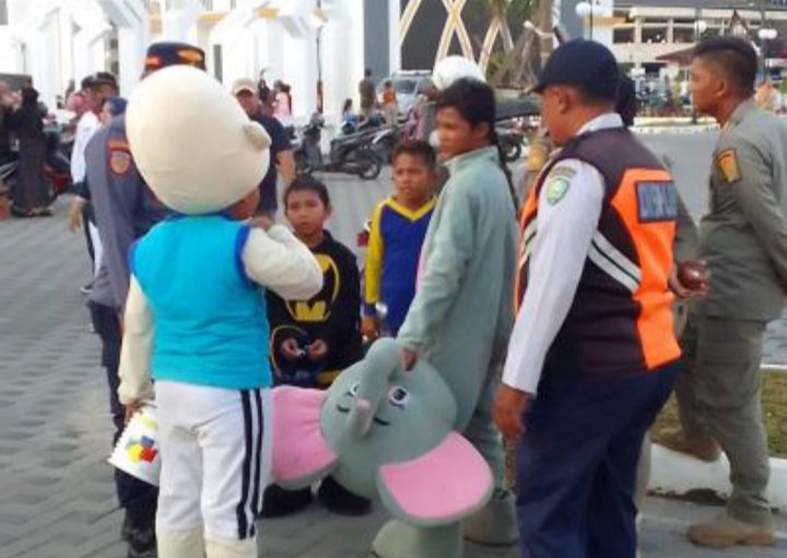Petugas dari Dishub dan Satpol PP melakukan razia terhadap maraknya pengemis berkedok badut di Kota Padangsidimpuan. (IST)