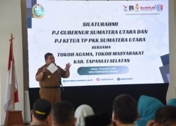 Bupati Tapsel Dolly Pasaribu saat mensosialisasikan pemilu pemilu pada Masyarakat di kantor Lurah Hutasihut. (IST)