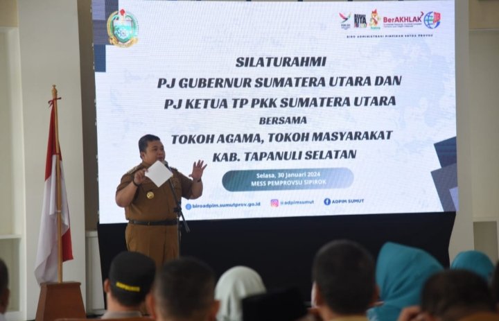 Bupati Tapsel Dolly Pasaribu saat mensosialisasikan pemilu pemilu pada Masyarakat di kantor Lurah Hutasihut. (IST)