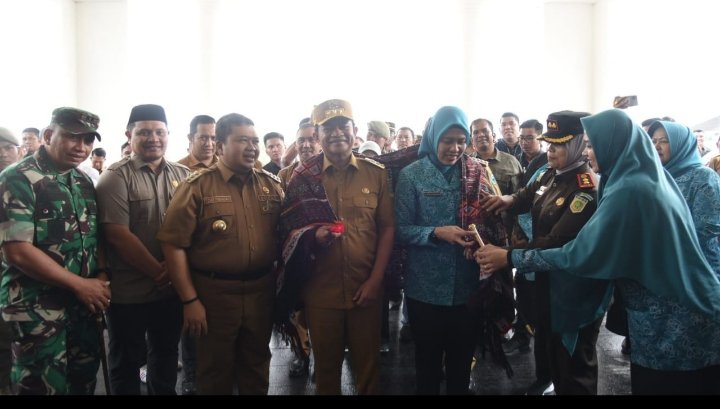 Bupati Tapsel Dolly Pasaribu dan Forkopimda menyambut kedatangan Pj. Gubernur Sumut Hasanuddin di Mess Pemprovsu Sipirok, Selasa (30/1). (IST)